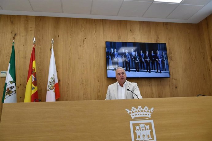 Archivo - Ruiz Boix en rueda de prensa en el Ayuntamiento de San Roque.