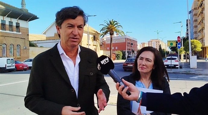 Los concejales de Vox en el Ayuntamiento de la capital, Wenceslao Font y María López, ante las puertas de la antigua cárcel.