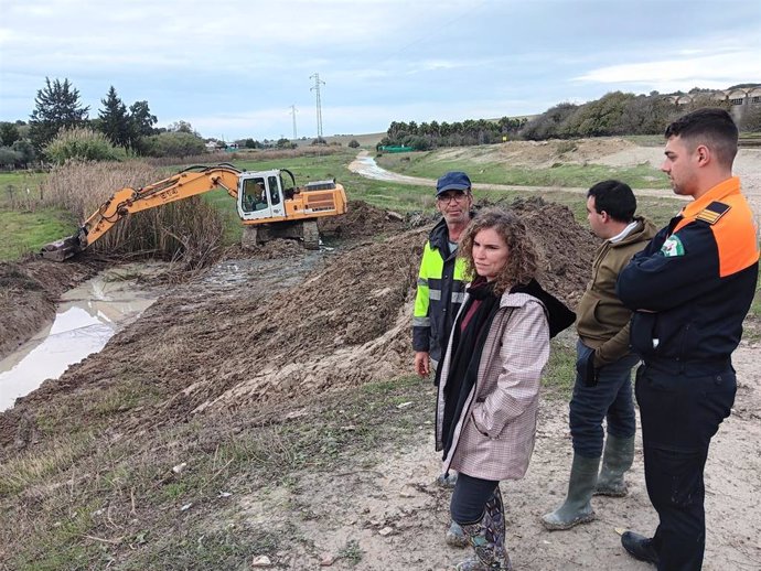 La teniente de alcaldesa de Medio Rural, Susana Sánchez, en una visita a las tareas de limpieza tras la DANA en la zona rural.