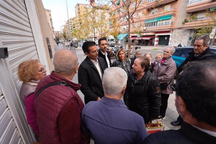 El portavoz del grupo socialista en el Ayuntamiento de Granada, Paco Cuenca, atiende a una vecina en presencia de los también concejales socialistas Eduardo Castillo y Nuria Gutiérrez