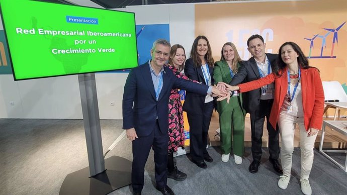 Gonzalo Sáenz de Miera (GECV), Beberley Cornaby (CISL), María Teresa Ruiz-Tagle (CLG Chile), Aoife Blanchard (CISL), Miguel Muñoz (GECV) y Carmen Navarro (GECV) antes del evento de lanzamiento de la Red en la COP29