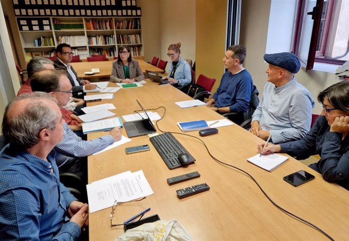 La consejera de Transición Ecológica, Nieves Roqueñí. A su lado, la directora general de Turismo, Lara Martínez, y el director general de Comercio, Julio Zapico, y el resto de los miembros del Consejo de Artesanía.