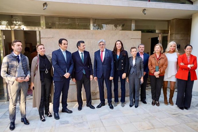 La consejera de Inclusión Social, Juventud, Familias e Igualdad, Loles López, su homólogo de Justicia, Administración Local y Función Pública, José Antonio Nieto, y el alcalde de Cádiz, Bruno García, en una jornada formativa sobre violencia de género