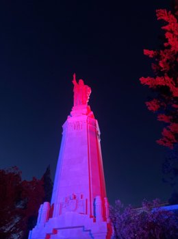 El Sagrado Corazón de Las Ermitas, iluminado de rojo por los cristianos perseguidos en el mundo.