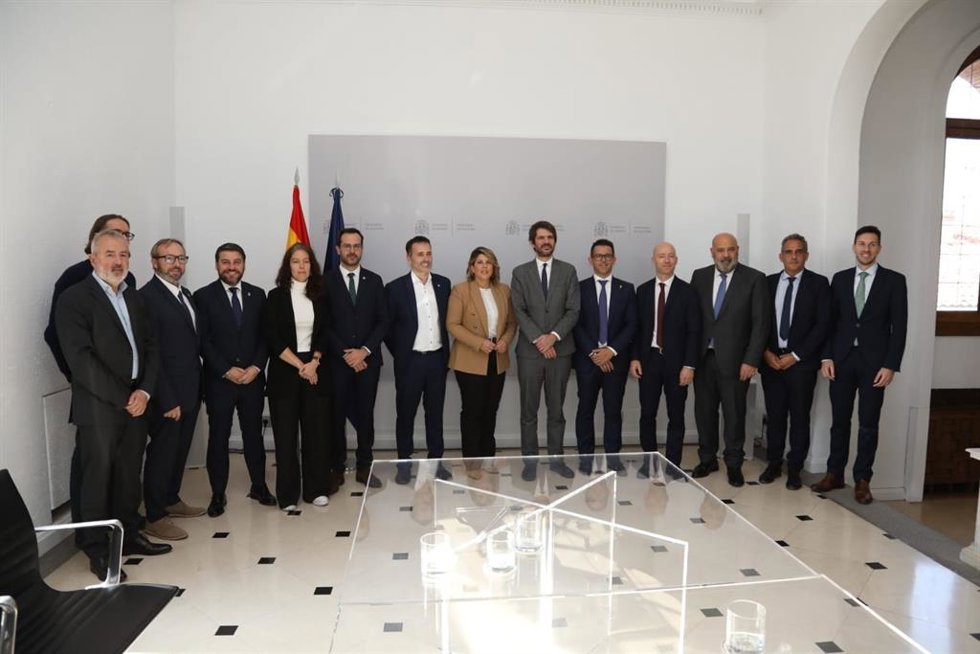 Los alcaldes de Palma, Jaime Martínez, Ibiza, Rafael Triguero, Maó, Hctor Pons, y Es Castell, Lluís Camps, reunidos con el ministro de Cultura, Ernest Urtasun, para explicarle la candidatura de ciudades portuarias fortificadas a la Unesco.