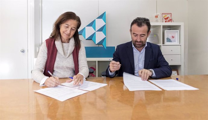 El director general de DigitalES, Miguel Sánchez Galindo, y Lucía de Zavala, directora general de Junior Achievement, firman el acuerdo de colaboración.