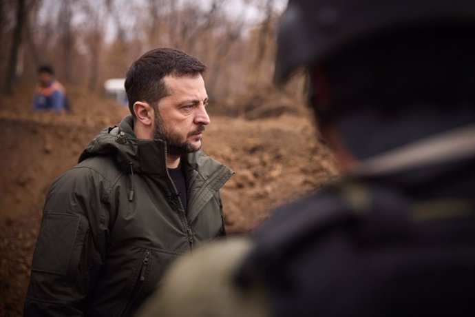 HANDOUT - 18 November 2024, Ukraine, Donetsk: Ukrainian President Volodymyr Zelensky is briefed about the current situation during his visit to Donetsk. Photo: -/Ukraine Presidency/dpa - ATTENTION: editorial use only and only if the credit mentioned above