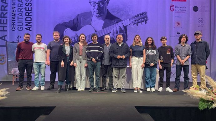 Participantes en el XXXIX Certamen Internacional de Guitarra Clásica Andrés Segovia con el alcalde de Almuñécar, Juanjo Ruiz Joya, en el centro cívico de La Herradura