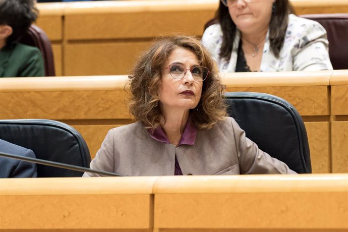 La vicepresidenta primera y ministra de Hacienda, María Jesús Montero, durante la sesión plenaria del Senado, a 19 de noviembre de 2024, en Madrid (España). En la sesión de control al Gobierno la oposición realizará un total de 19 preguntas sobre la gesti