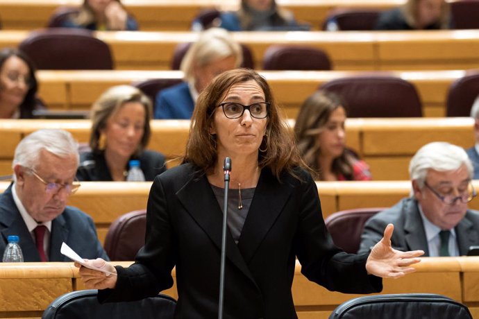 La ministra de Sanidad, Mónica García, durante la sesión plenaria del Senado, a 19 de noviembre de 2024, en Madrid (España). En la sesión de control al Gobierno la oposición realizará un total de 19 preguntas sobre la gestión de la DANA y la política fisc