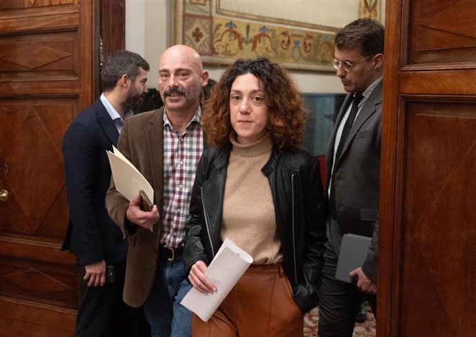 (I-D) Los diputados de Sumar, Txema Guijarro; Aina Vidal y Jorge Pueyo, a su llegada a una reunión de la Junta de Portavoces, en el Congreso de los Diputados, a 29 de octubre de 2024, en Madrid (España).