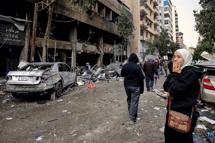 Una mujer frente a un edificio destruido en Beirut tras un ataque de Israel contra la capital de Líbano