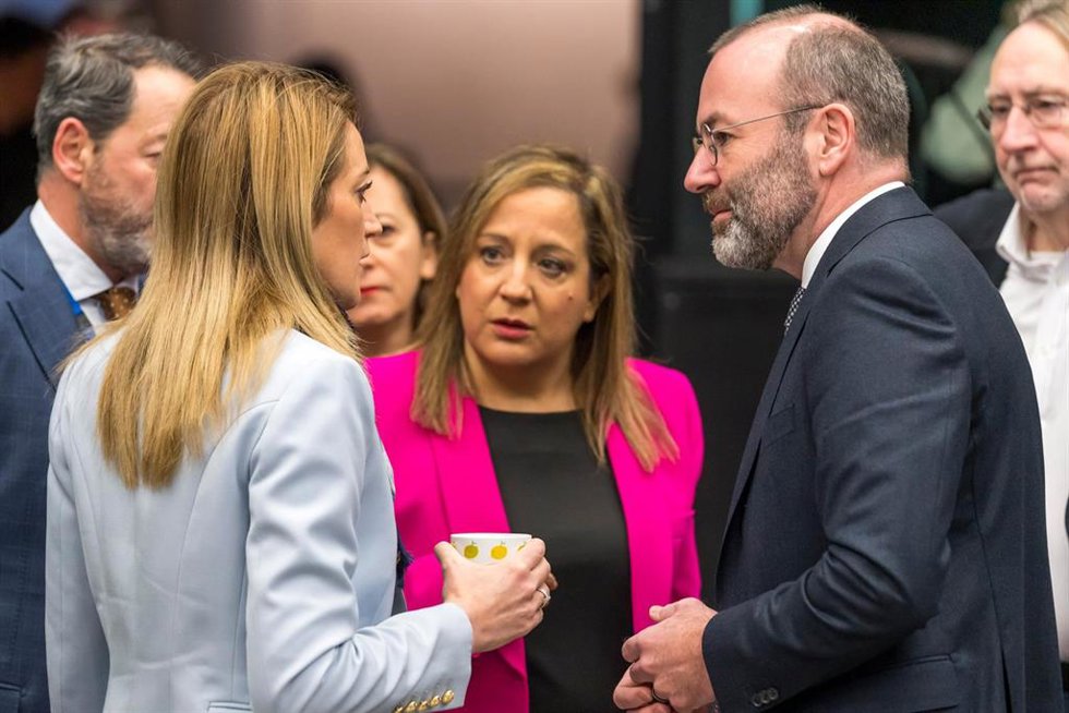Archivo - HANDOUT - 13 December 2022, France, Strasbourg: (L-R) European Parliament President Roberta Metsola, President of the S&D Group Iratxe Garcia Perez and President of the European People's Party (EPP) Manfred Weber attend the conference of the P