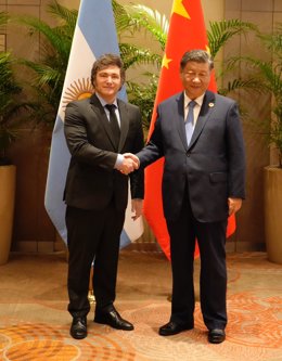 El presidente de Argentina, Javier Milei, junto al presidente de China, Xi Jinping