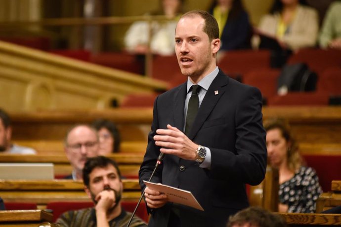 El diputado por el PP del Parlament de Catalunya, Juan Fernández Benítez, durante una intervención en el Parlament