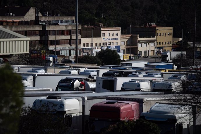 Archivo - Varios camiones, a 27 de enero de 2024, en La Jonquera, Girona, Catalunya (España).