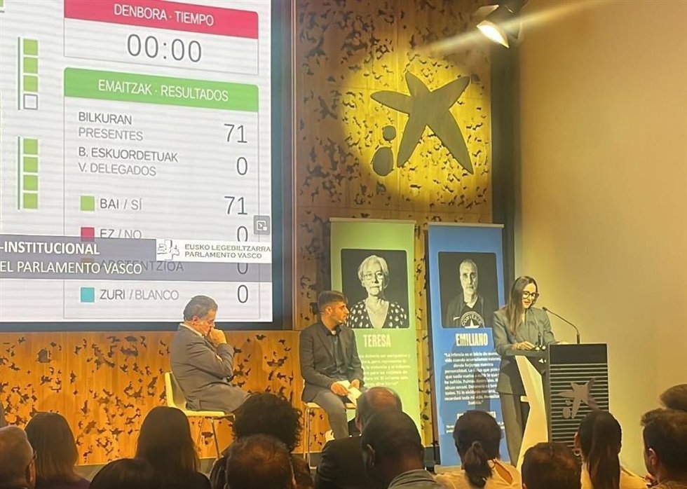 El reconocimiento fue recogido por la presidenta de la Cámara, Bakartxo Tejeria