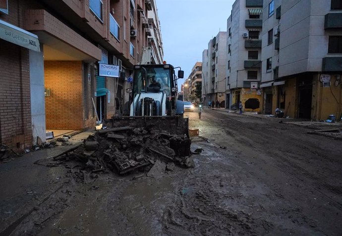 Una excavadora en Benetússer tras el paso de la dana.