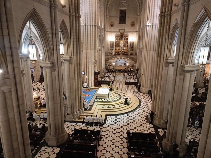 Misa organizada por la CEE por las víctimas de la Dana, en la Catedral de La Almudena, en Madrid.