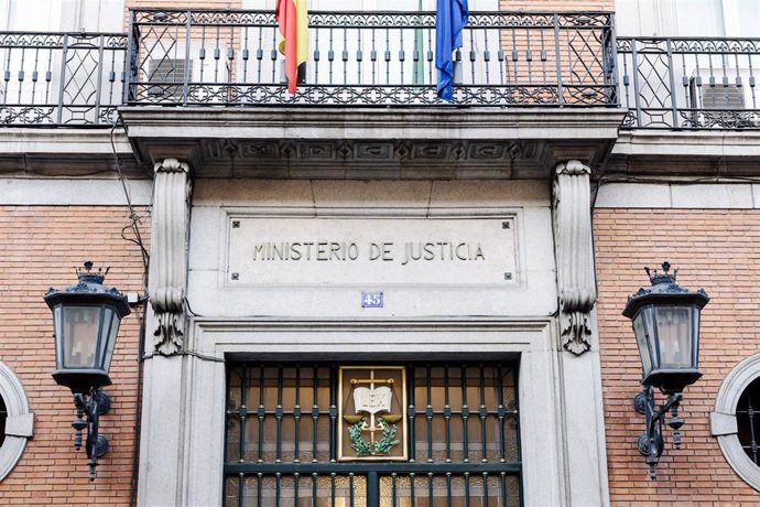 Archivo - Vista de las puertas de la fachada del Ministerio de Justicia, en Madrid (España). 