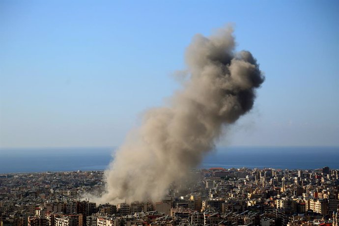 November 16, 2024, Beirut, Beirut, Lebanon: Black smoke billows following an Israeli air strike on Beirut southern suburb, a bastion of pro-Iranian Hezbollah. The Israeli military pressed on with its bombing campaign south of Beirut, striking a heavily Mu