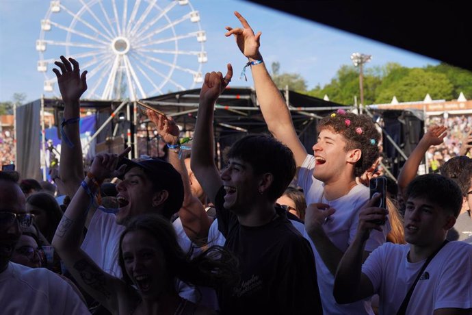 Archivo - Varias personas de público durante el arranque del festival O Son do Camiño en O Monte do Gozo, a 30 de mayo de 2024, en Santiago de Compostela, Galicia (España). Comienza la quinta edición de O Son do Camiño, que se celebra hasta el próximo sáb