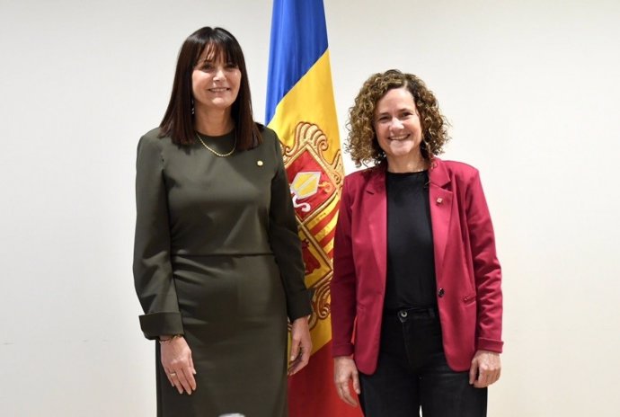 La ministra de Cultura Joventut i Esports d'Andorra, Mònica Bonell, i la consellera de Cultura de la Generalitat de Catalunya, Sònia Hernández, en una reunió institucional a Andorra la Vella (Andorra)