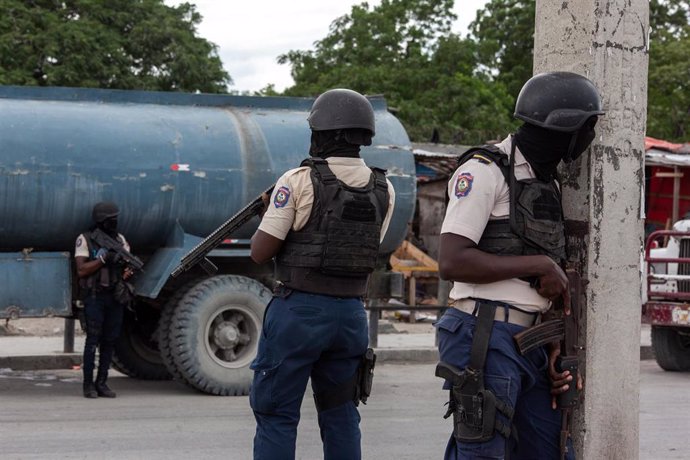 La Policía Nacional de Haití intenta contener la violencia de las pandillas en la capital, Puerto Príncipe