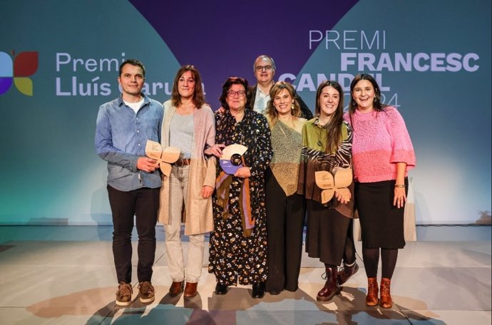 Foto de família de los premiados durante la entrega de los premios Lluís Carulla 2024