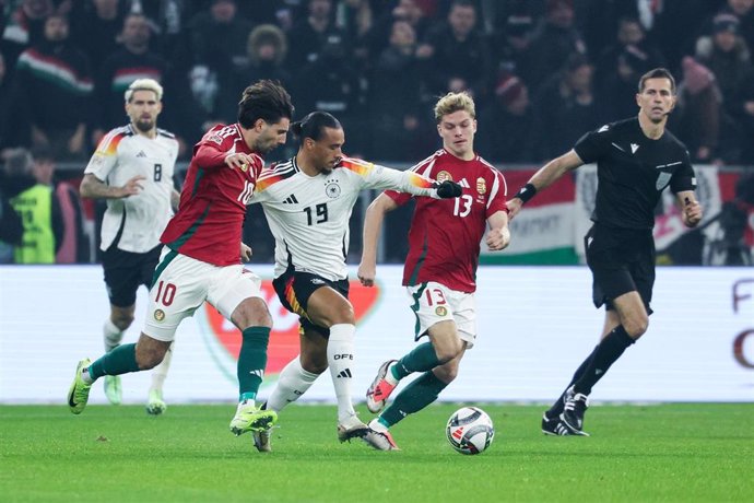 Leroy Sané, Dominik Szoboszlai y Andras Schaefer en el Hungría-Alemania