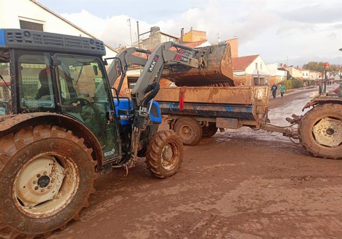 Imagen de un tractor de AVA-Asaja trabajando en zonas afectadas por la DANA.