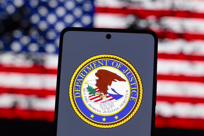 Archivo - August 14, 2024, Paraguay: In this photo illustration, the United States Department of Justice (DOJ) logo is displayed on a smartphone screen and the flag of the United States of America (USA) in the background.