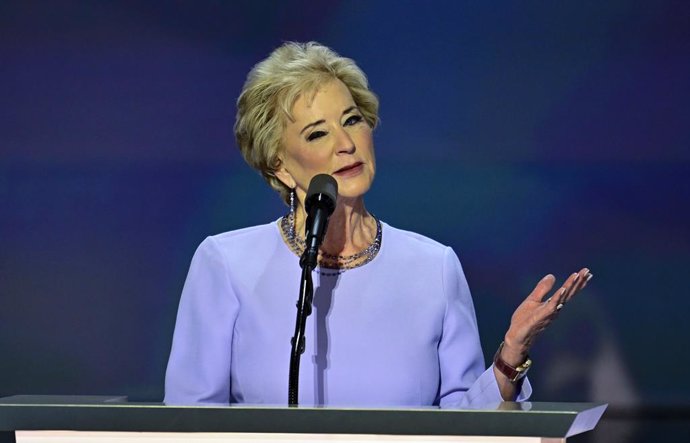 Archivo - July 18, 2024, Milwaukee, Wisconsin, USA: Former Administrator of the Small Business Administration Linda E. McMahon, makes remarks during day four of the 2024 Republican National Convention at the Fiserv Forum in Milwaukee, Wisconsin on Thursda