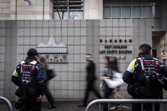 Agentes de la Policía frente al Palacio de la Justicia de Kowloon (Hong Kong) tras la sentencia contra 45 activistas prodemocracia en el mayor caso de seguridad nacional en la región hasta la fecha