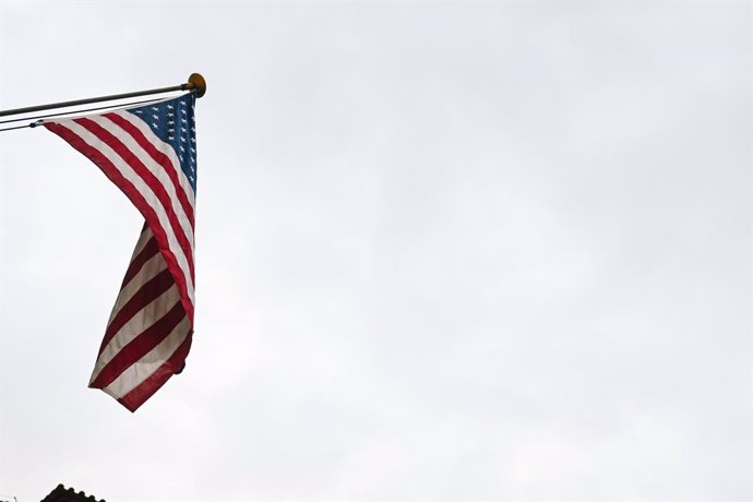 Archivo - September 10, 2024, Prague, Prague Region, Czech Republic: The American flag at the embassy. Demonstrators for Ukraine hold signs reading "Close the skies" or "Let Ukraine strike back", outside the US embassy in Prague, Czech Republic, September