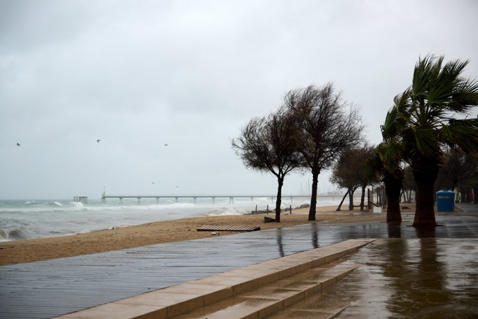 Vista del paseo marítimo de Badalona afectado por las lluvias, a 7 de febrero de 2023, en Badalona, Barcelona, Catalunya (España).