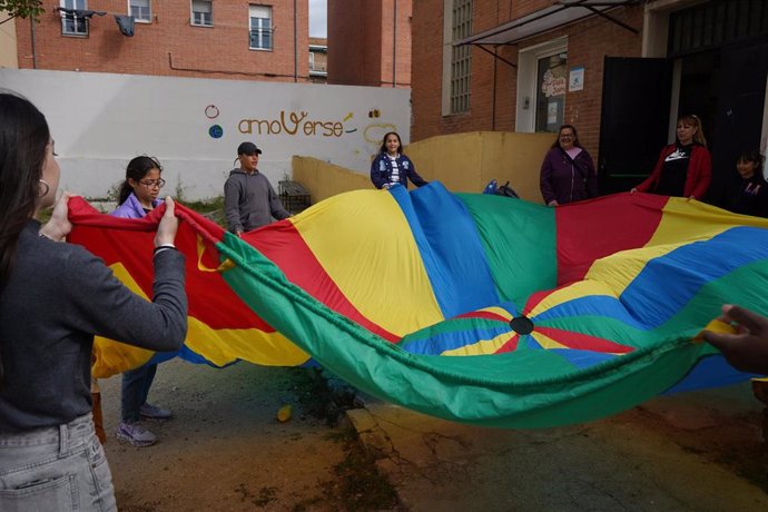 Niños y niñas jugando durante una actividad de la Fundación Amoverse en el barrio de Ventilla, Madrid