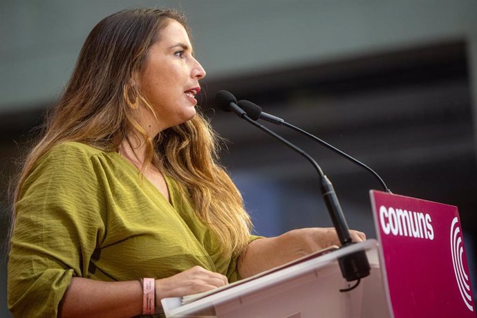 La coordinadora de los Comuns y vicepresidenta de la Diputación de Barcelona, Candela López, interviene durante la segunda jornada de la Assemblea Nacional de Catalunya en Comú