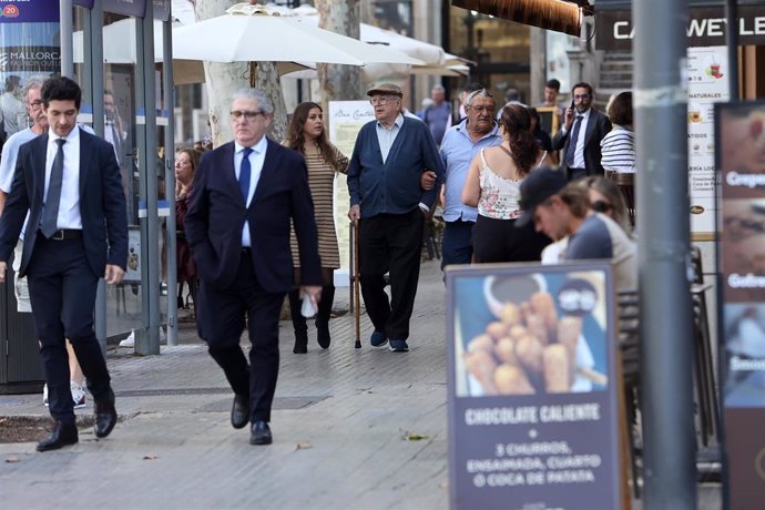 El acusado Pau Rigo (c) a su llegada al juicio.