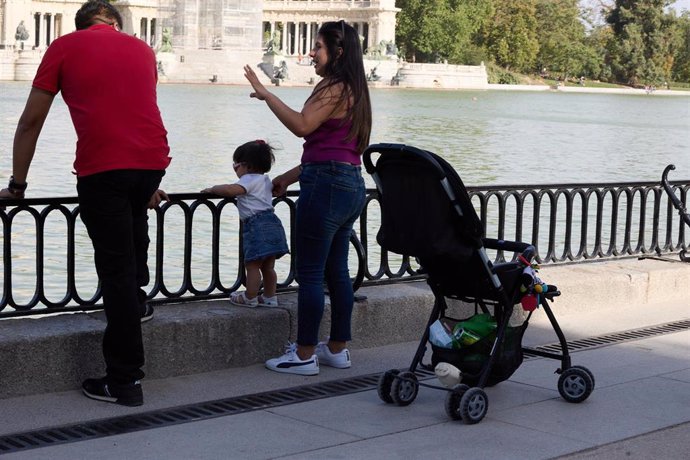 Archivo - Una familia en el Parque de El Retiro, a 26 de agosto de 2023, en Madrid (España).