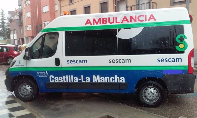 Archivo - Ambulancias del transporte sanitario de Cuenca.