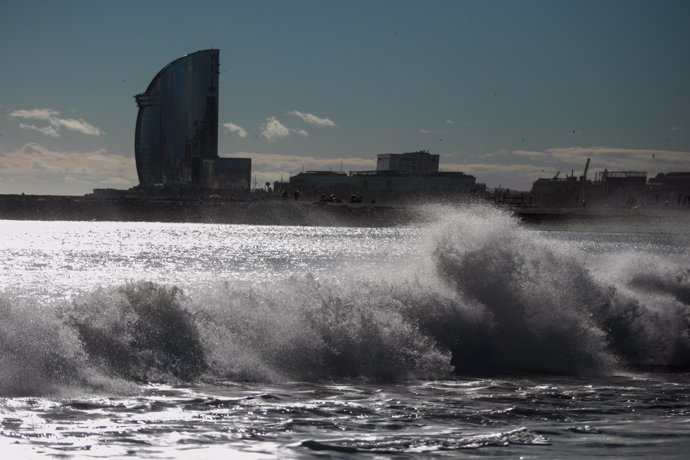 Vista del oleaje en la playa de la Barceloneta, a 17 de enero de 2023, en Barcelona, Catalunya (España).