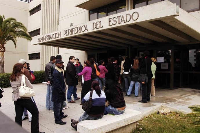 Archivo - Inmigrantes en cola en la oficina de extranjería, en Mallorca