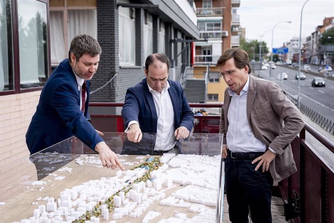 Archivo - El delegado de Urbanismo, Medio Ambiente y Movilidad, Borja Carabante (c), y el alcalde de Madrid, José Luis Martínez-Almeida (d), visitan el inicio de las obras de soterramiento de la A-5 y la construcción del futuro Paseo Verde del Suroeste