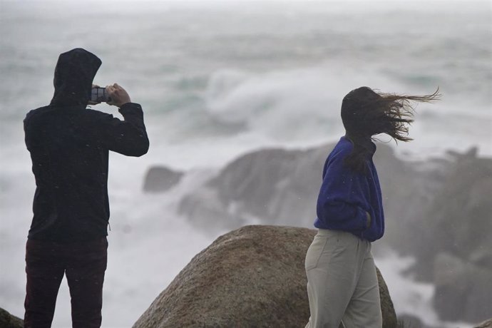 Archivo - Una persona fotografía el mar embravecido