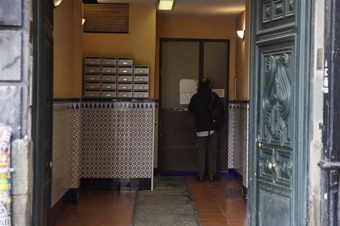 Un hombre en un bloque de viviendas, a 29 de octubre de 2024, en Madrid (España).