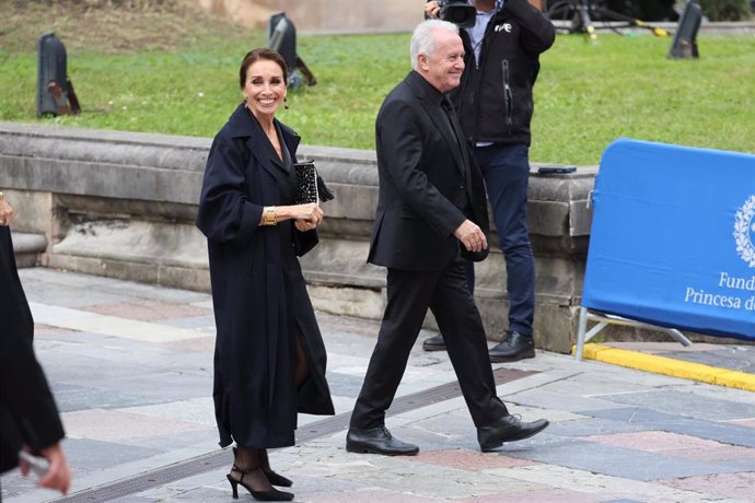 Ana Belén y Víctor Manuel a la salida del Hotel Reconquista para dirigirse al Teatro Campoamor ante la ceremonia de entrega de los 'Premios Princesa de Asturias 2024', a 25 de octubre de 2024, en Oviedo, Asturias (España). 