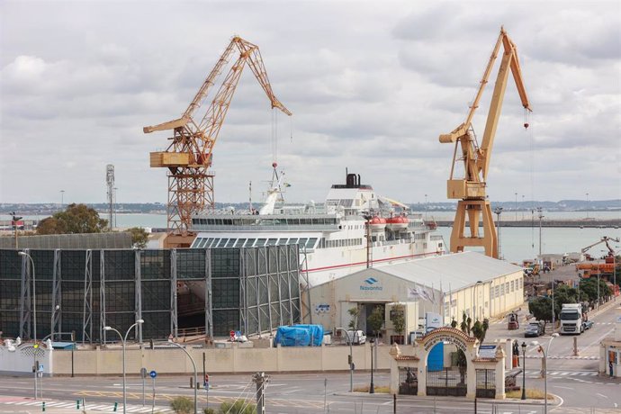 Archivo - Imagen de los astilleros de Navantia en la ciudad de Cádiz.