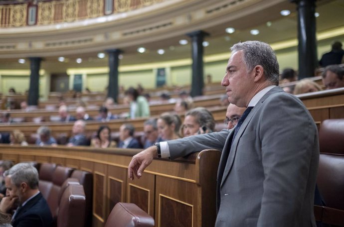 El vicesecretario de Coordinación Autonómica y Local del PP, Elías Bendodo (d), durante una sesión plenaria, en el Congreso de los Diputados, a 22 de octubre de 2024, en Madrid (España). El Congreso vota la toma en consideración de dos iniciativas legisla