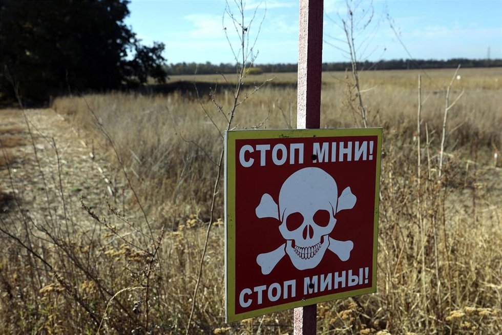 Cartel de aviso de minas antipersona en la región ucraniana de Járkov
